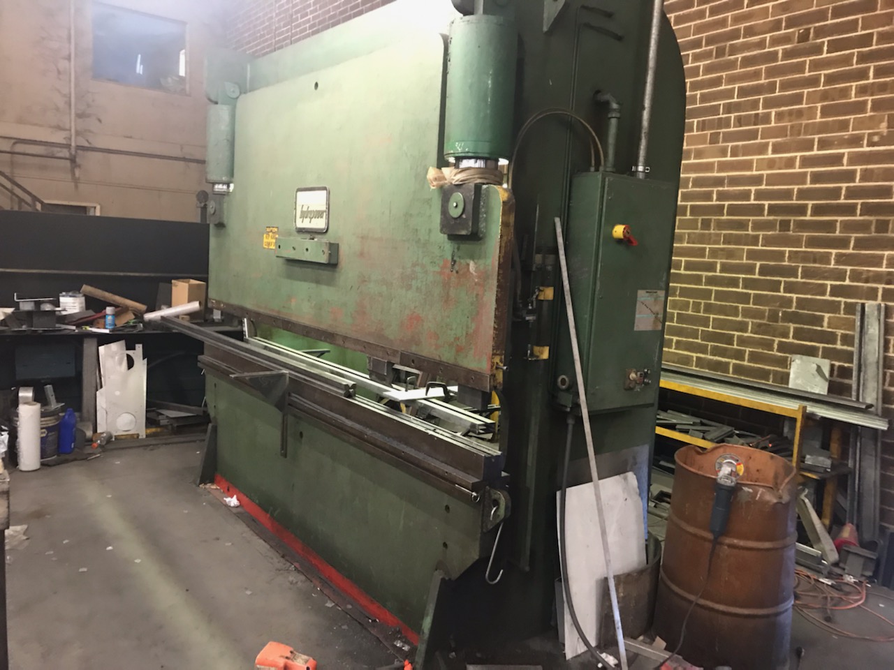 Hydraulic press brake
