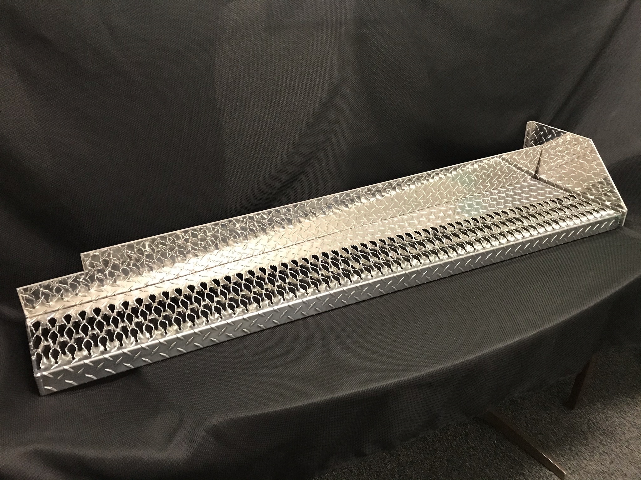 Diamond plate grip step