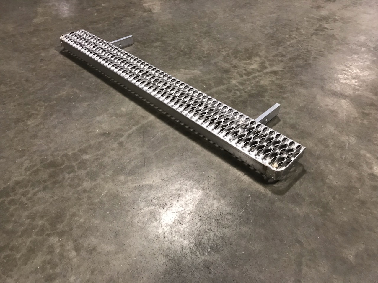 Fixed type 2 bumper step