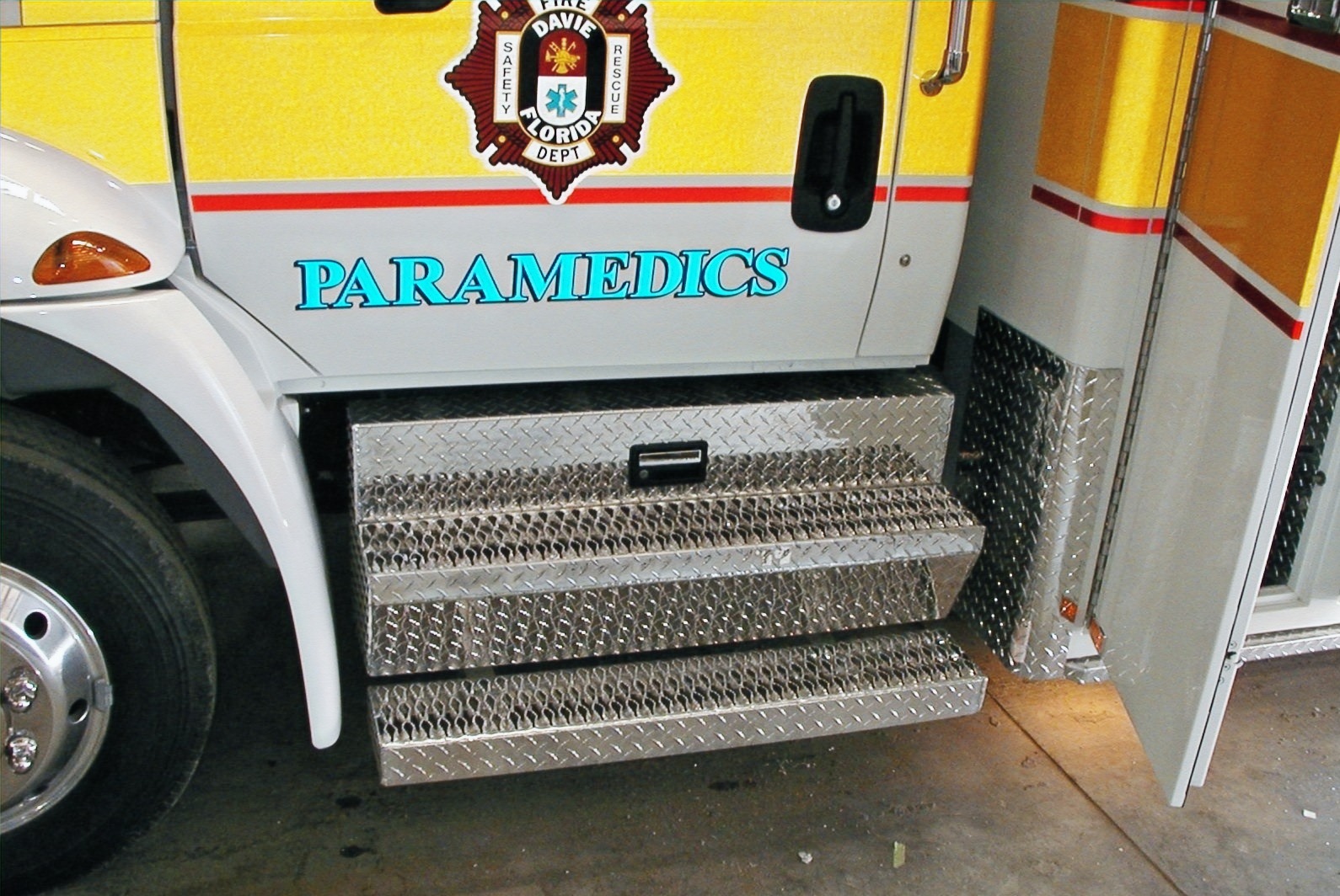 Emergency vehicle two-level steps, installed