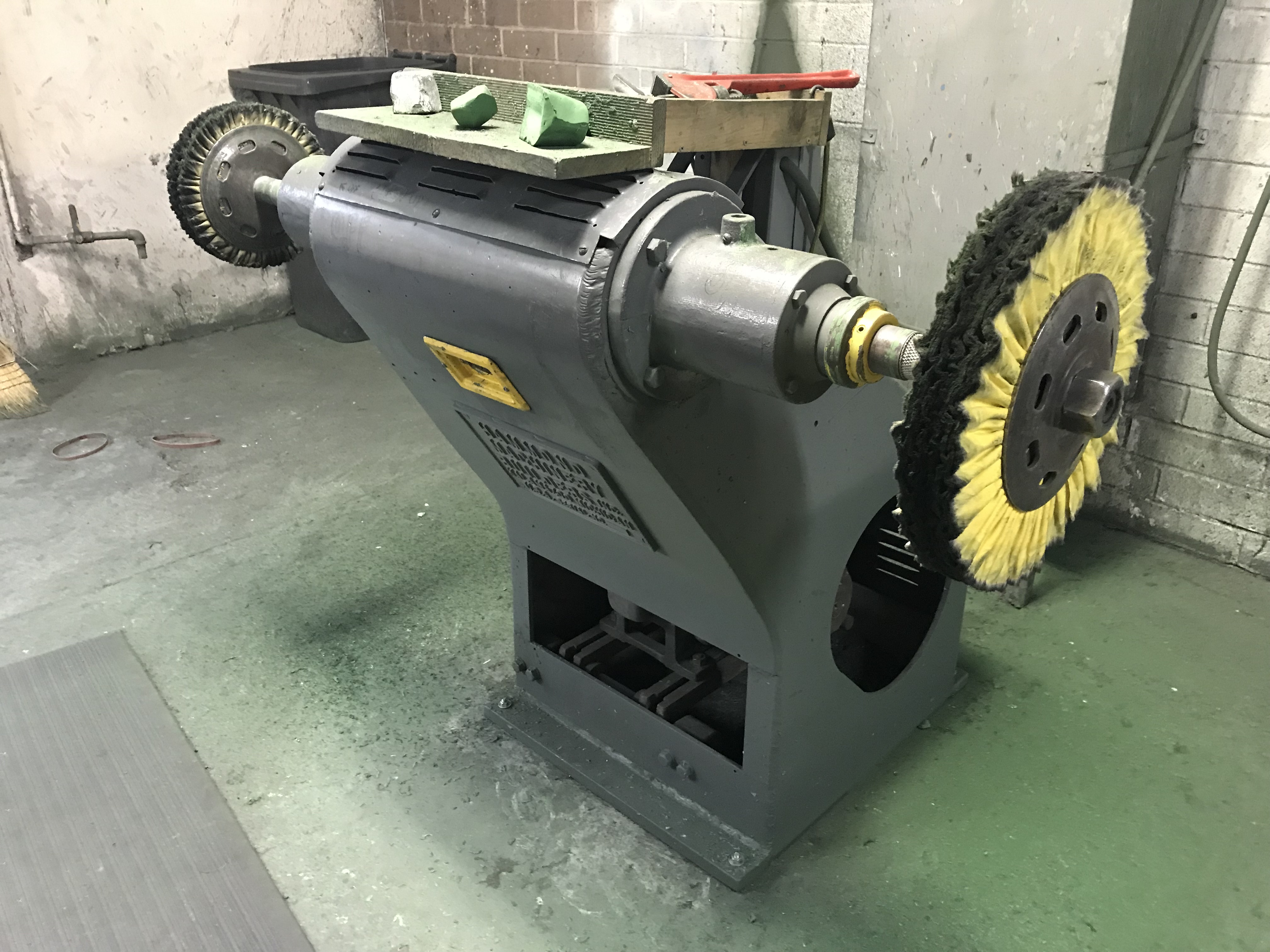 Polishing machine with buffing wheels